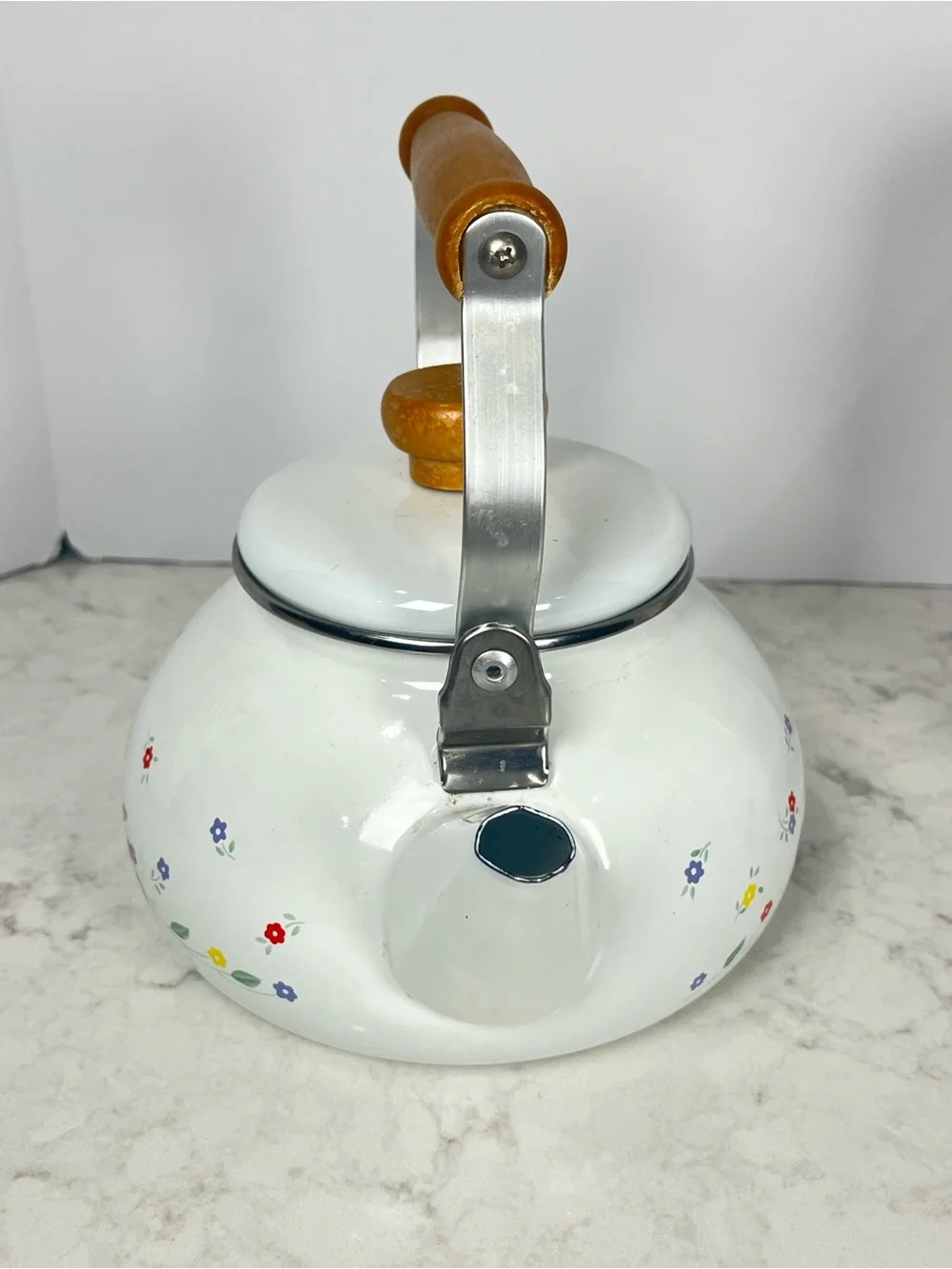 Corelle 2.5 quart .English Meadow pattern. Enamel  Teapot with Wood-Tone Handle